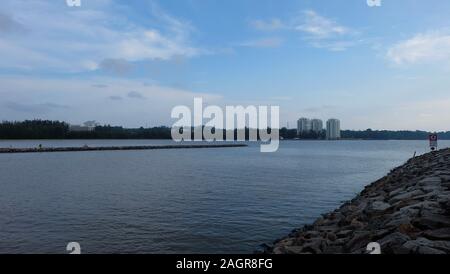 Miri, Malesia - 16 Novembre 2019: vista da Coco Cabana miri, con alcuni edifici visibili sull'altro lato del mare. Foto Stock