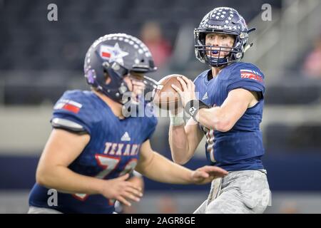 Arlington, TX, Stati Uniti d'America. Xx Dec, 2019. Texans Wimberley quarterback Cooper McCollum (4) scende per un tentativo di passare durante il Texas University Interscholastic League (UIL) classe 4A DIVISIONE 2 stato campionato di gioco tra il piacevole Texarkana Grove e i falchi della Wimberley Texans di AT&T Stadium di Arlington, TX. Texarkana piacevole Grove sconfitto Wimberley 35-21. Prentice C. James/CSM/Alamy Live News Foto Stock