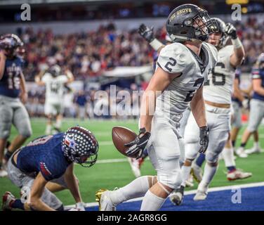 Arlington, TX, Stati Uniti d'America. Xx Dec, 2019. Texarkana piacevole Grove Hawks running back Bruce Garrett (2) celebra il suo 11-cantiere touchdown eseguito nel secondo trimestre del Texas University Interscholastic League (UIL) classe 4A DIVISIONE 2 stato campionato di gioco tra il piacevole Texarkana Grove e i falchi della Wimberley Texans di AT&T Stadium di Arlington, TX. Texarkana piacevole Grove sconfitto Wimberley 35-21. Prentice C. James/CSM/Alamy Live News Foto Stock