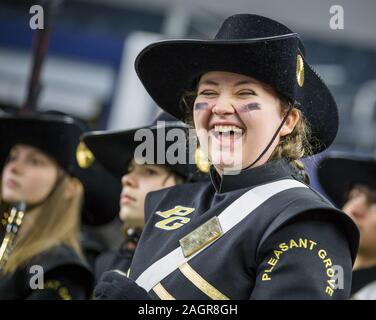 Arlington, TX, Stati Uniti d'America. Xx Dec, 2019. Un piacevole Texarkana Grove Hawks membro della band sorrisi durante il tempo di emisaturazione del Texas University Interscholastic League (UIL) classe 4A DIVISIONE 2 stato campionato di gioco tra il piacevole Texarkana Grove e i falchi della Wimberley Texans di AT&T Stadium di Arlington, TX. Texarkana piacevole Grove sconfitto Wimberley 35-21. Prentice C. James/CSM/Alamy Live News Foto Stock