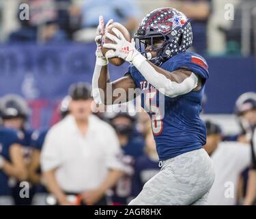 Arlington, TX, Stati Uniti d'America. Xx Dec, 2019. Texans Wimberley running back Mosè Wray (5) le catture di un pass di oscillazione durante il Texas University Interscholastic League (UIL) classe 4A DIVISIONE 2 stato campionato di gioco tra il piacevole Texarkana Grove e i falchi della Wimberley Texans di AT&T Stadium di Arlington, TX. Texarkana piacevole Grove sconfitto Wimberley 35-21. Prentice C. James/CSM/Alamy Live News Foto Stock