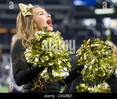 Arlington, TX, Stati Uniti d'America. Xx Dec, 2019. Un piacevole Texarkana Grove Hawks cheerleader eccita la folla durante il Texas University Interscholastic League (UIL) classe 4A DIVISIONE 2 stato campionato di gioco tra il piacevole Texarkana Grove e i falchi della Wimberley Texans di AT&T Stadium di Arlington, TX. Texarkana piacevole Grove sconfitto Wimberley 35-21. Prentice C. James/CSM/Alamy Live News Foto Stock