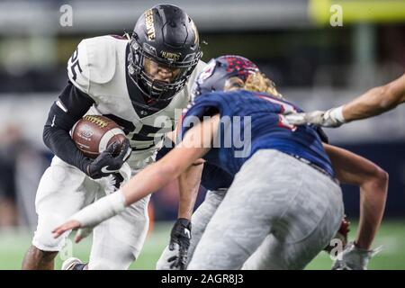 Arlington, TX, Stati Uniti d'America. Xx Dec, 2019. Texarkana piacevole Grove Hawks running back KJ Hicks (25) viene affrontato da Wimberley Texans defensive back Dylan Kincaid (7) durante il Texas University Interscholastic League (UIL) classe 4A DIVISIONE 2 stato campionato di gioco tra il piacevole Texarkana Grove e i falchi della Wimberley Texans di AT&T Stadium di Arlington, TX. Texarkana piacevole Grove sconfitto Wimberley 35-21. Prentice C. James/CSM/Alamy Live News Foto Stock