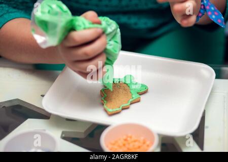 I bambini facendo tradizionali decorazioni di Natale con fatto a mano i cookie Foto Stock