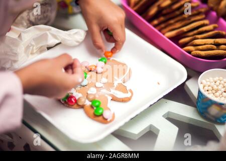 I bambini facendo tradizionali decorazioni di Natale con fatto a mano i cookie Foto Stock
