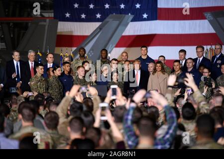 Suitland, Maryland, Stati Uniti d'America. Xx Dec, 2019. (U.S. Presidente Donald Trump e la first lady Melania Trump assistere ad una cerimonia di firma per la difesa nazionale atto di autorizzazione per l'anno fiscale 2020 a base comune Andrews, Maryland dic. 20, 2019. Trump venerdì firmato in legge a 738 miliardi di US Dollari di difesa bill che include disposizioni controverse chiede sanzioni contro la Russia e la Turchia. Trump ha approvato il 2020 Difesa Nazionale atto di autorizzazione, che consentirà di aumentare la difesa degli Stati Uniti della spesa di circa 20 miliardi di dollari, o circa 2. Credito: Xinhua/Alamy Live News Foto Stock