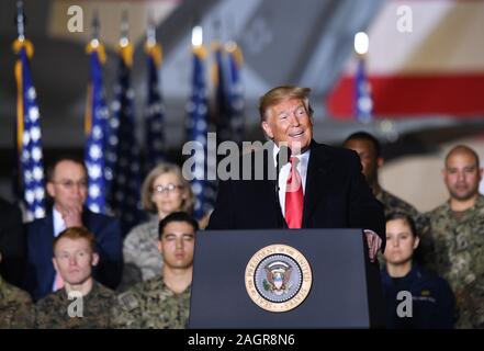 Suitland, Maryland, Stati Uniti d'America. Xx Dec, 2019. (U.S. Presidente Donald Trump parla ad una cerimonia di firma per la difesa nazionale atto di autorizzazione per l'anno fiscale 2020 a base comune Andrews, Maryland dic. 20, 2019. Trump venerdì firmato in legge a 738 miliardi di US Dollari di difesa bill che include disposizioni controverse chiede sanzioni contro la Russia e la Turchia. Trump ha approvato il 2020 Difesa Nazionale atto di autorizzazione, che consentirà di aumentare la difesa degli Stati Uniti della spesa di circa 20 miliardi di dollari, o circa 2. Credito: Xinhua/Alamy Live News Foto Stock