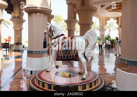 Dubai, Emirati Arabi Uniti - 03 dicembre, 2019. Le camere e il cavallo di marmo sculture degli hotel a cinque stelle Madinat Jumeirah. Il resort dispone di oltre Foto Stock