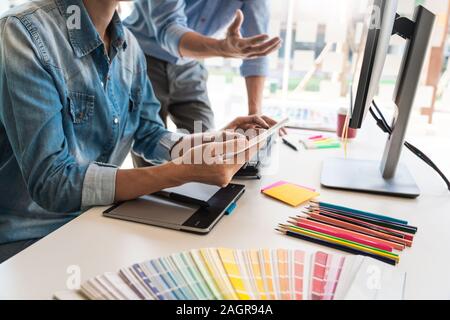 Professional architetto creativi graphic desiner professione scegliendo il colore Pantone campioni di tavolozza per il progetto sul desktop dell'ufficio. Foto Stock