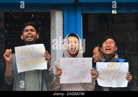 Dimapur, India. Dic 21, 2019. Manifestanti con cartello nel corso di una protesta pubblica rally contro la cittadinanza (emendamento) Act 2019 e Registro Nazionale dei cittadini (NRC) organizzare da Nagaland Pradesh Congresso Comitato a Dimapur, India nord orientale di stato del Nagaland. Credito: Caisii Mao/Alamy Live News Foto Stock