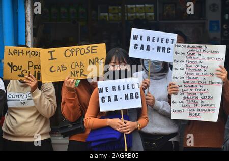 Dimapur, India. Dic 21, 2019. Manifestanti con cartello nel corso di una protesta pubblica rally contro la cittadinanza (emendamento) Act 2019 e Registro Nazionale dei cittadini (NRC) organizzare da Nagaland Pradesh Congresso Comitato a Dimapur, India nord orientale di stato del Nagaland. Credito: Caisii Mao/Alamy Live News Foto Stock