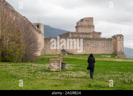 Ad Assisi, Umbria (Italia) - Il fantastico medievale città di pietra nella regione Umbria, con il famoso San Francesco santuario, durante le vacanze di Natale. Foto Stock