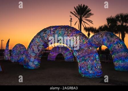 Serpente Marino scultura fatta di riutilizzare le bottiglie di plastica e le luci di Natale a Jacksonville Beach, Florida's 'Deck le sedie' arte pubblica evento. Foto Stock