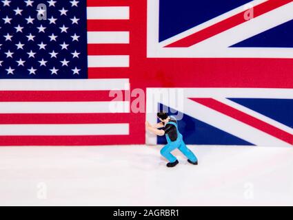 Un uomo sembra essere spingendo indietro la bandiera americana da essere insieme con il Regno Unito, Union Jack flag. Foto Stock