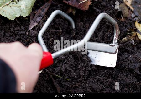 Aerazione del compost. Il compost come fertilizzante. La fecondazione senza l'uso della chimica, compost è adatto per gli alimenti biologici e allo stesso tempo abbiamo Foto Stock