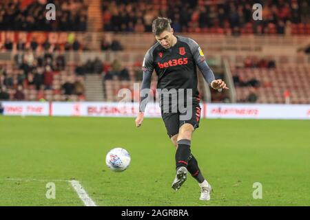 Xx dicembre 2019, Riverside Stadium, Middlesbrough, Inghilterra; Sky scommessa campionato, Middlesbrough v Stoke City : Stephen Ward (3) di Stoke City attraversa la sfera nella casella credito: Mark Cosgrove/news immagini Foto Stock