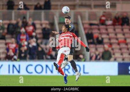 Xx dicembre 2019, Riverside Stadium, Middlesbrough, Inghilterra; Sky scommessa campionato, Middlesbrough v Stoke City : Stephen Ward (3) di Stoke City vince la sfida con Djed Spence (29) di Middlesbrough Credito: Mark Cosgrove/news immagini Foto Stock