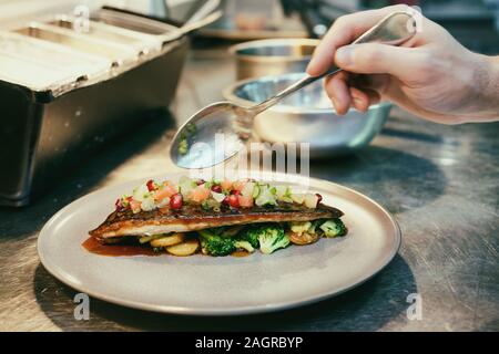 Lo chef è la decorazione di un delizioso antipasto, motion blur, tonica immagine Foto Stock