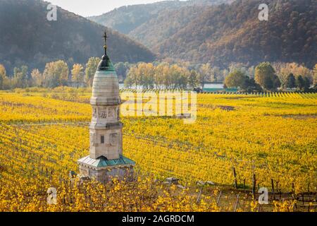 Un monumento "Franzosendenkmal' nella valle di Wachau vicino Durnstein con vista dei vigneti in atumn, Austria Foto Stock