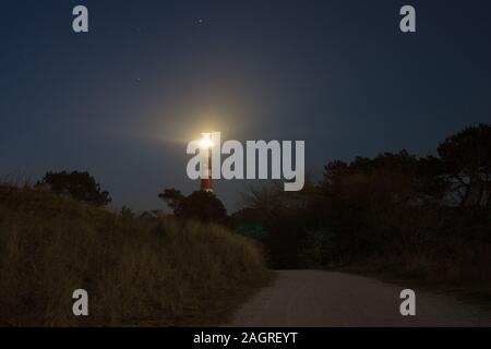 Luce vuurtoren casa su ameland durante la notte con le luci e le stelle nel cielo Foto Stock