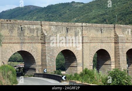 Antico Acquedotto chiamato Acquedotto Carolino vicino a Caserta città nel Sud Italia Foto Stock