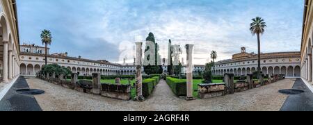 Roma, Italia - 21 novembre 2019 - Michelangelo per il chiostro interno Diocletian Bath costruire il tempio al tramonto Foto Stock