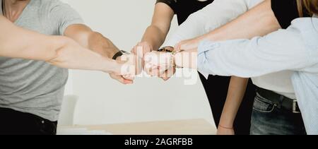 Molti i pugni di un gruppo di persone che mostra il collegamento del team Foto Stock