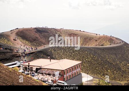 Uno dei vulcani più attivi al mondo, l'Etna. Si tratta di viste mozzafiato sono difficili in posti in cui prendere in dovuta a vasti paesaggi. Foto Stock