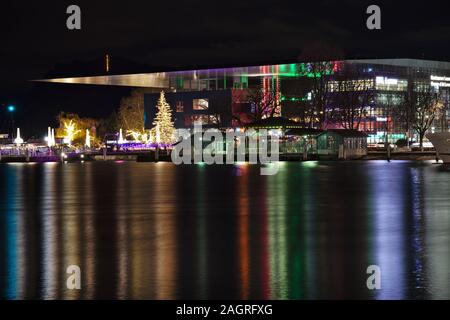 Albero di Natale di fronte al Kunst und Kongresszentrum (KKL) a Lucerna in Svizzera Foto Stock