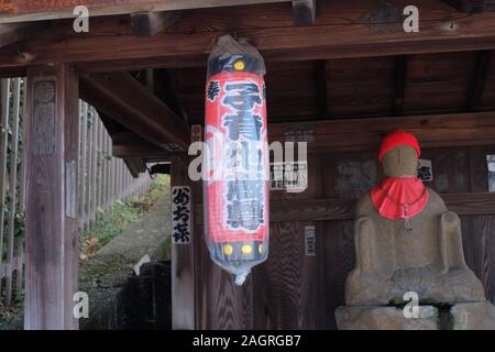 Kosodate Jizo (bambino-sollevamento Jizo = idolo buddista) a Takao, Hachioji City, Tokyo Giappone Foto Stock