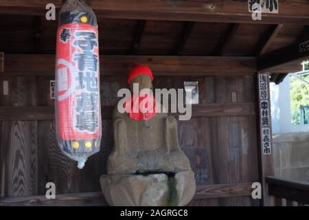 Kosodate Jizo (bambino-sollevamento Jizo = idolo buddista) a Takao, Hachioji City, Tokyo Giappone Foto Stock