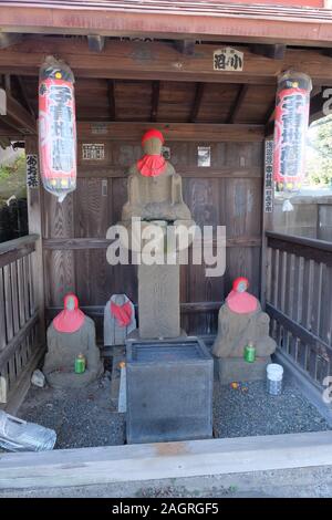 Kosodate Jizo (bambino-sollevamento Jizo = idolo buddista) a Takao, Hachioji City, Tokyo Giappone Foto Stock