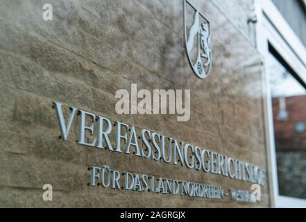 Il 20 dicembre 2019, nella Renania settentrionale-Vestfalia e Münster: quando il NRW la Corte Costituzionale si pronuncia la sua sentenza, un cartello appeso sulla facciata della Corte costituzionale per il Land Renania settentrionale-Vestfalia. Foto: Guido Kirchner/dpa Foto Stock