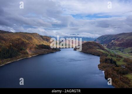 Bella antenna fuco immagine orizzontale del glorioso autunno cadono su sun Thirlmere nel Lake District Foto Stock