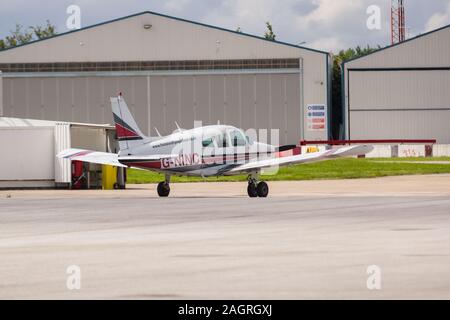 Flintshire Scuola di Volo Piper PA-28-180 Cherokee utilizzato per la formazione di volo in base a Hawarden Airport nel Galles del Nord. La società è stata chiusa nel 2019 Foto Stock