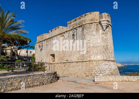 Antibes , Francia - 12 novembre 2017 - giornata soleggiata vista della fortificazione del Bastione Saint Andre della città vecchia di Antibes, Cote d'Azur, Provenza, Fran Foto Stock