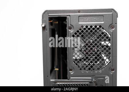 Immagine di un nuovissimo pc case su sfondo bianco Foto Stock