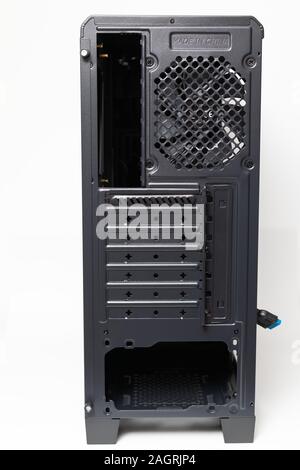 Immagine di un nuovissimo pc case su sfondo bianco Foto Stock