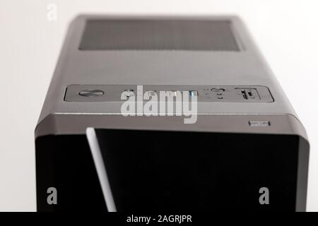 Immagine di un nuovissimo pc case su sfondo bianco Foto Stock