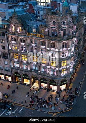 Vista notturna di Jenners department store in Princes Street di Edimburgo, Scozia, Regno Unito Foto Stock