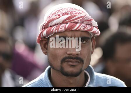 Sivasagar, Assam, India. Xxi Dec, 2019. Un indiano protestor prende parte ad una dimostrazione che indossa un tradizionale Assamese Gamosa (asciugamano) sulla sua testa come egli protesta contro il governo indiano cittadino dell emendamento atto (CAA) in Sivasagar, Assam, in India il 21 dicembre 2019. Gli indiani hanno sfidato i divieti di assemblaggio su dicembre 21 nelle città a livello nazionale come la rabbia si dilata contro una legge sulla cittadinanza visto come discriminatori nei confronti dei musulmani, dopo giorni di proteste, scontri e disordini che hanno lasciato numerose persone morte. Credito: Luit Chaliha/ZUMA filo/Alamy Live News Foto Stock