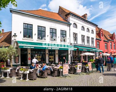 La gente e la terrazza esterna del ristorante sul Wijngaardplein a Bruges, Belgio Foto Stock