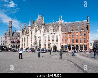 Markt square con la provincia corte, Provinciaal Hof, nel centro storico di Bruges, Belgio Foto Stock