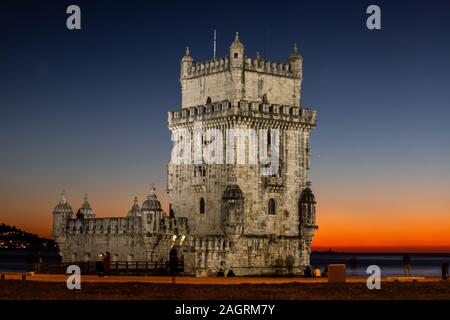 La Torre de Belem in Lisboa dopo il tramonto. Foto Stock