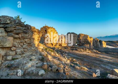 Il vecchio le antiche rovine della città romana Hierapolis in Pamukkale, Turchia Foto Stock