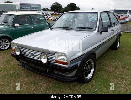 Tre quarti di vista frontale di una prima generazione, Ford Fiesta Super Sports sul display in Automobile Club Zona del 2019 Silverstone Classic Foto Stock