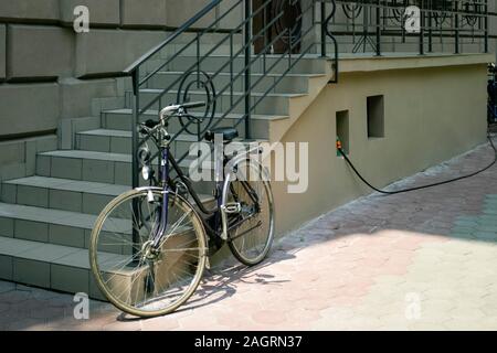 Una bicicletta incatenato al metallo ringhiere in Cracovia, in Polonia, in Europa Foto Stock