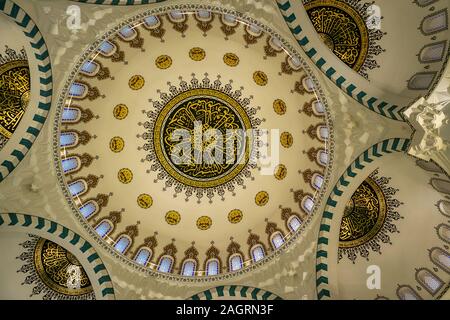 Spazio interno della moschea Melike Hatun Foto Stock