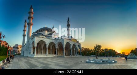 Nuova Moschea Melike Hatun, vicino al Parco Genclik, ad Ankara, Turchia al tramonto Foto Stock