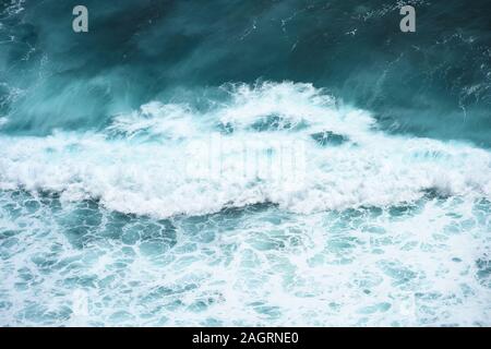 Vista da sopra, splendida vista aerea di alcune onde dell'oceano che forma una consistenza naturale. Oceano Indiano, a sud di Bali, Indonesia. Foto Stock